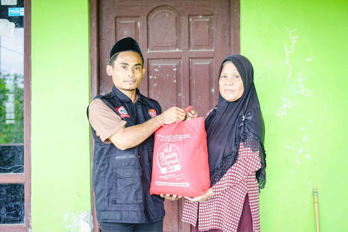 Ribuan Janda Di Beri Santunan Oleh Ayam Geprek Sa’i & Hajj Chicken Setiap Bulannya