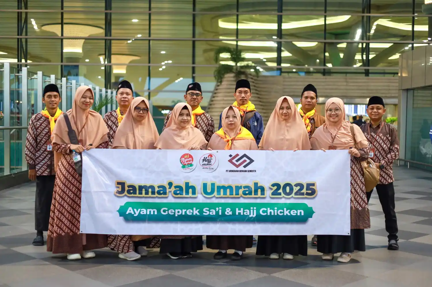 PT Ukhuwah Berkah Semesta Berangkatkan 12 Karyawan dalam Program Umrah Gratis 2025