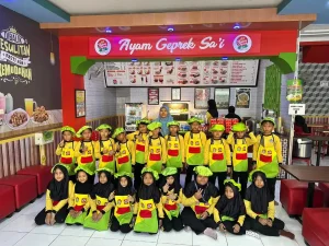 Jarak Bukan Halangan, Ratusan Murid SD Muhammadiyah Blawong 1 Ceria Belajar Memasak di Ayam Geprek Sa'i