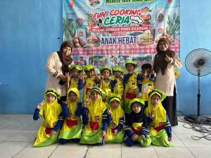 Serunya Fun Cooking TK ABA Bleber Bareng Ayam Geprek Sa’i, Belajar Masak Sambil Bermain